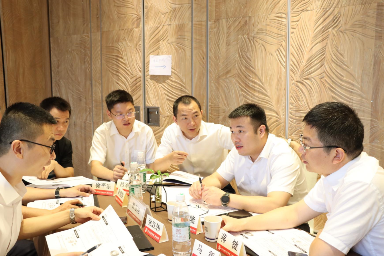 2021年6月25日-26日，尊龙时凯二建组织开展了2021年中高层主管执行力培训。本次培训特邀清华、北大、上海交大总裁班讲师，中国企业家协会特聘高级讲师许晋老师进行授课。